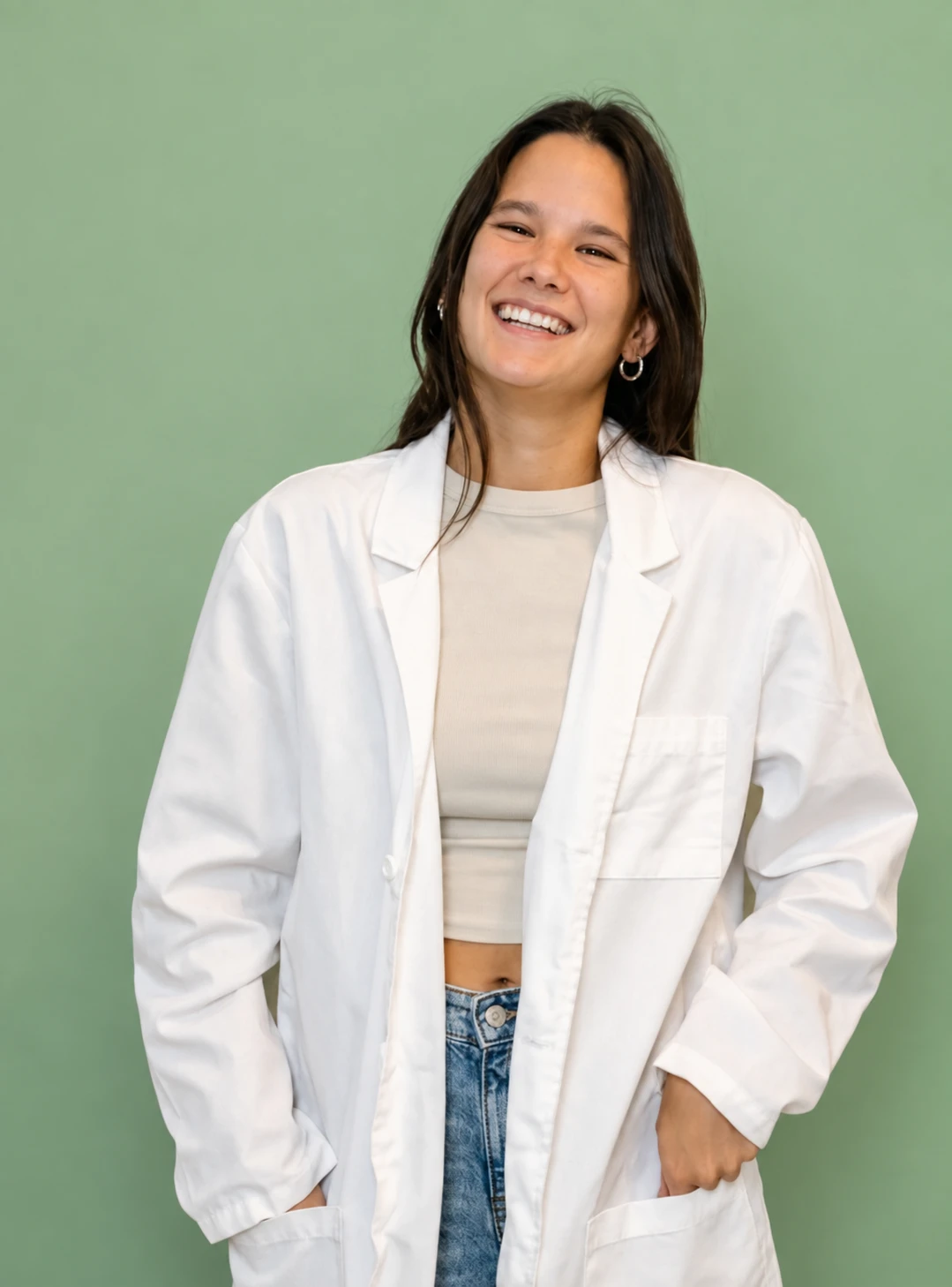 Andrea Campos riéndose, con bata blanca