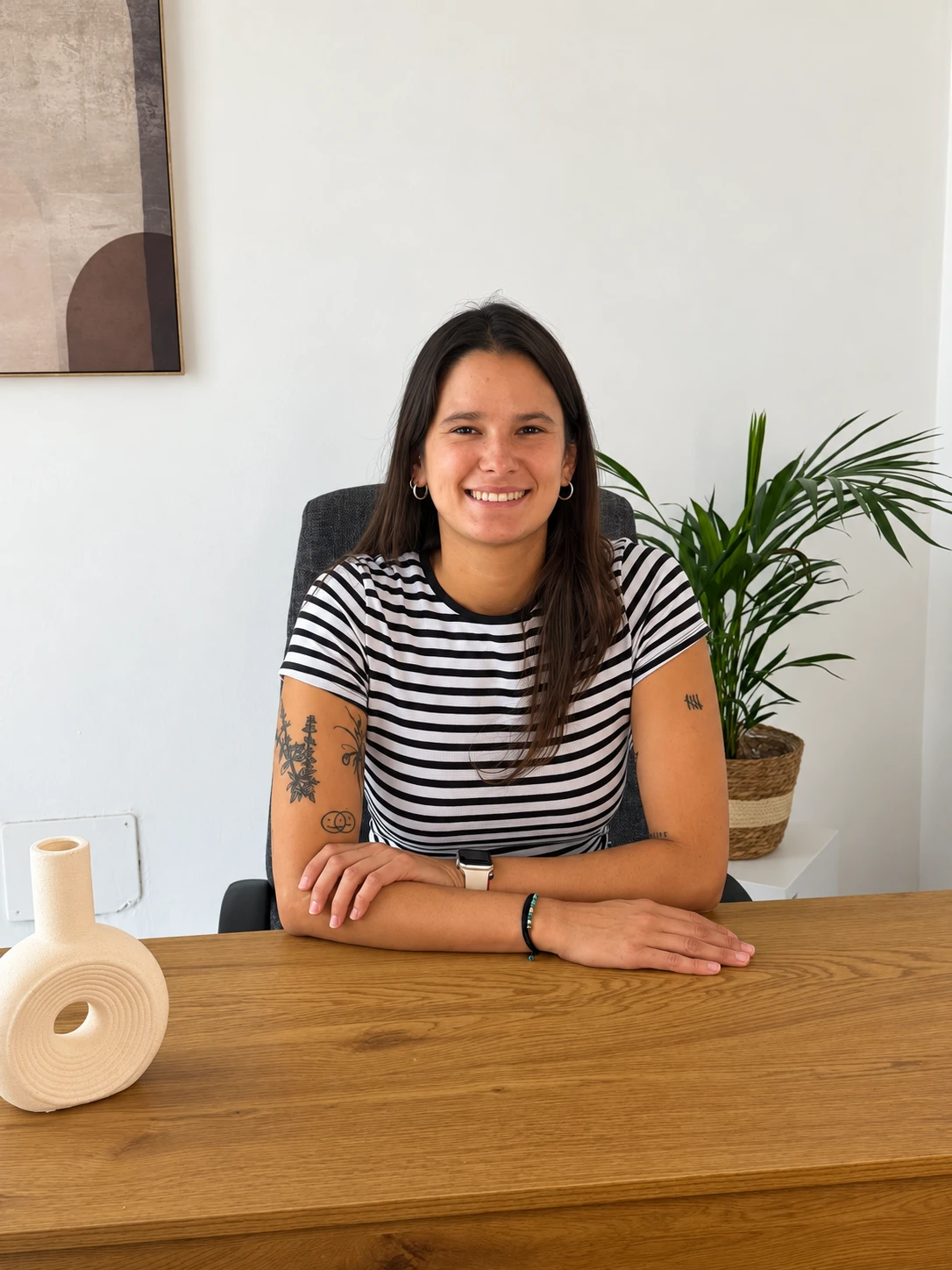 Andrea Campos sentada a la mesa de su consulta